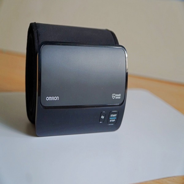 Máy đo huyết áp điện tử bắp tay không dây Omron HEM- 7600T  Nhật Bản